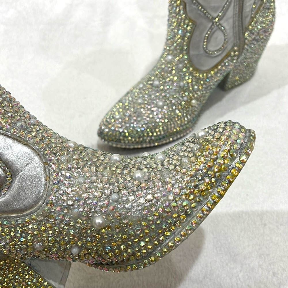 Silver Cowboy Boots Embellished in Iridescent Rhinestones & Pearls Size 8 - Picture 13 of 16